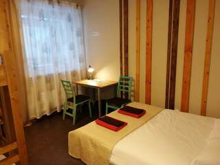Хостелы Everest Kivioli Hostel Кивиыли Двухместный номер с 1 кроватью или 2 отдельными кроватями и ванной комнатой-1